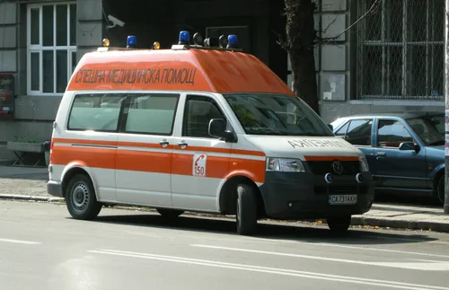 Лек автомобил и мотор се удариха на Е-79 край Бараково, мотористът е с фрактура - СНИМКИ - ВИДЕО