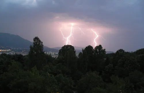 Краткотрайни валежи и гръмотевици следобед, температурите до 25 градуса
