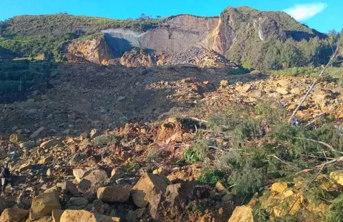 Папуа Нова Гвинея евакуира 7900 души под заплаха от свлачище - СНИМКИ