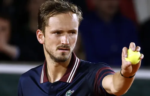 Медведев загуби сет, но преодоля германец за успешно начало в Париж - СНИМКИ