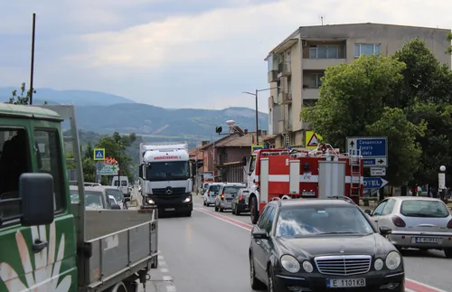 Горя общината в Кресна, двама леко пострадали, обгазени за кратко - ОБОБЩЕНИЕ - СНИМКИ - ВИДЕО