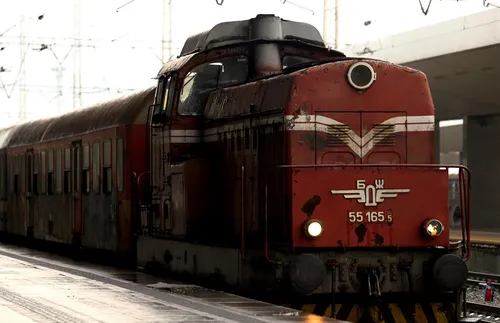 Пътнически влак и локомотив се удариха на Централна гара в София - СНИМКИ-ВИДЕО