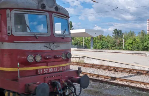 Удар между пътнически влак и локомотив в София прати четирима души в болници - ОБОБЩЕНИЕ - СНИМКИ - ВИДЕО