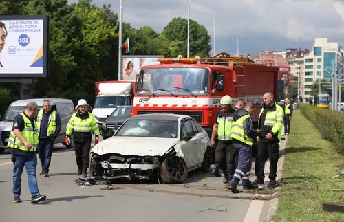 Загинал и 30 ранени в катастрофа между автомобил и автобус край Белград