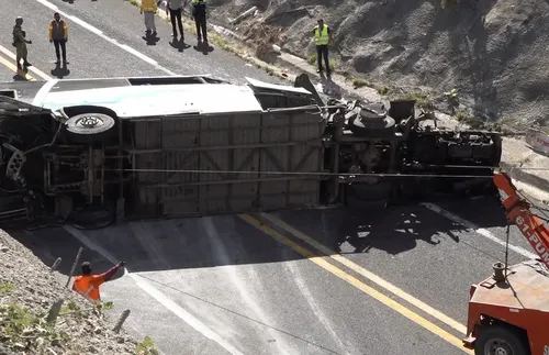 Най-малко 27 души загинаха след автобусна катастрофа в Пакистан