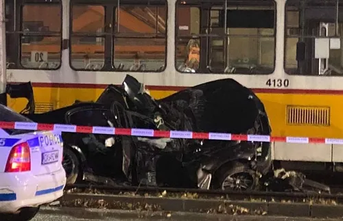 БМВ "скочи" на трамвайните релси на бул. "България" - подробности - СНИМКИ - ВИДЕО