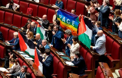 Италианската опозиция развя палестински знамена в парламента