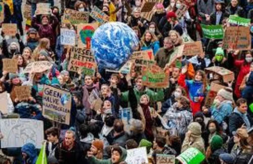 Активисти за климата маршируват в бизнес района на Амстердам