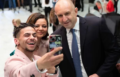 Радев: Децата са наша обща отговорност за бъдещето, затова всички възрастни им дължим свят на мир