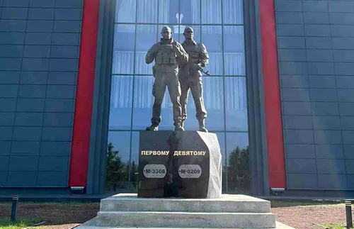 Поставиха статуя на Пригожин до гроба му