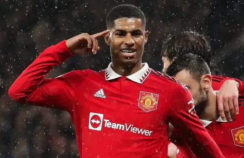 Манчестър Юнайтед се е свързал с Шави