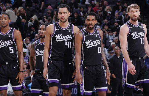 Сакраменто удължи договора на Майк Браун