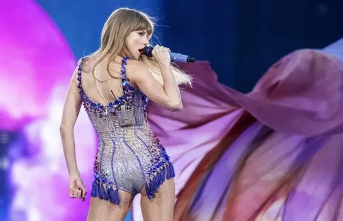 Тейлър Суифт получи "странен спазъм" по време на концерт в Единбург