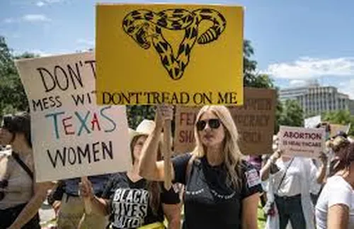 Градове в Тексас се опитват да затворят пътищата за търсещите аборт