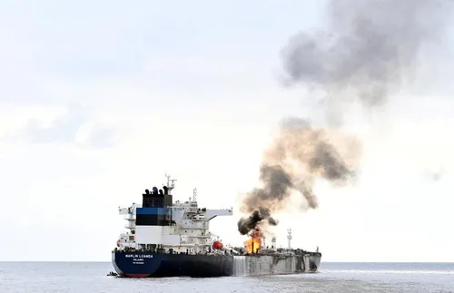 Два кораба се запалиха край Йемен след нападение на хутите