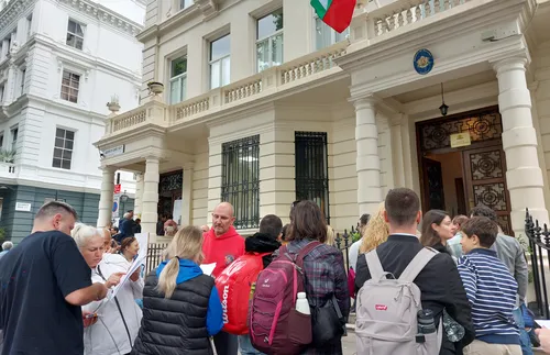 Опашки за гласуване пред посолството ни в Лондон - СНИМКИ