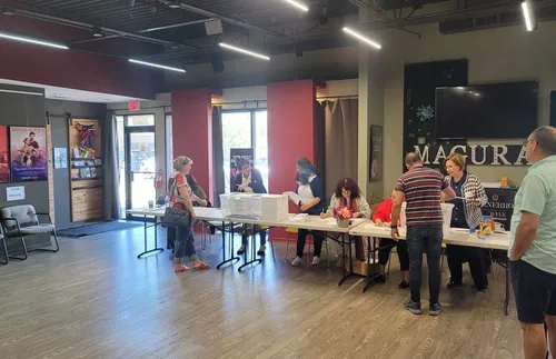 Слаб интерес към изборите в Чикаго -СНИМКИ