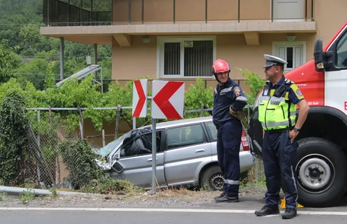Лек автомобил влезе в двор на къща на пътя Разлог-Симитли, водачът му е загинал - подробности - СНИМКИ - ВИДЕО