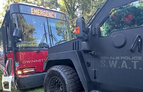 Човек загина при гонка между похитен автобус и полицията в Атланта