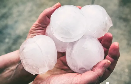 Градушка с размерите на орех се изсипа над Велико Търново, в Арбанаси няма ток