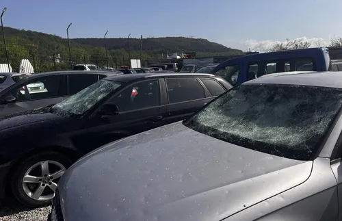 Градушката надупчи стотици автомобили в Шереметя - подробности - СНИМКИ - ВИДЕО