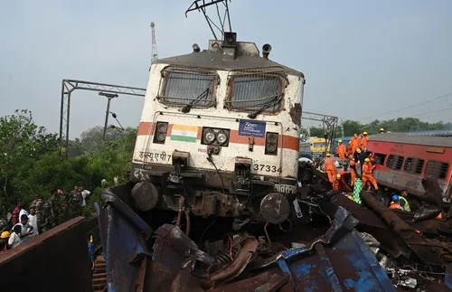 Сблъсък на пътнически и товарен влак в Индия - подробности