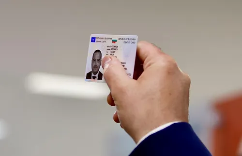 Калин Стоянов получи първата си лична карта от ново поколение - СНИМКИ - ВИДЕО