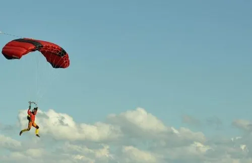 Транспортираха по въздух германец, пострадал тежко при скок с парашут