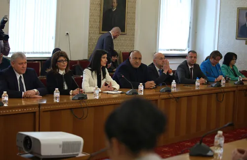 Борисов, Дончев и Добрев пристигнаха в президентството - СНИМКИ - ВИДЕО