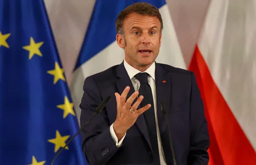 Макрон разкритикуван заради предупреждението за гражданска война във Франция