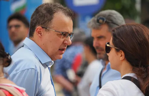 Стоян Михалев сяда в стола на Христо Иванов в НС - СНИМКИ - ВИДЕО