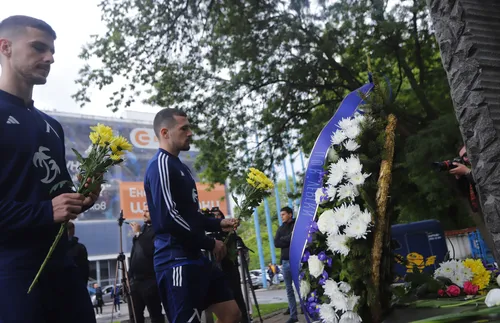 Треньори, ветерани и фенове поднасят венци и цветя по повод 53 години от гибелта на Гунди и Котков в неделя