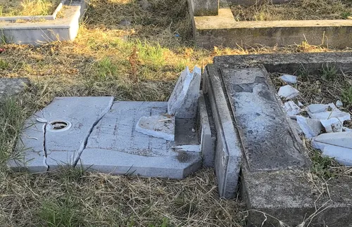 Малолетни вандали поругаха гробището на Нова Загора - СНИМКИ-ВИДЕО