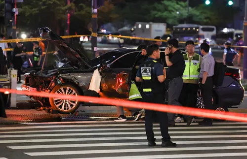 Автомобил се вряза в тълпа в Сеул и уби 9 души