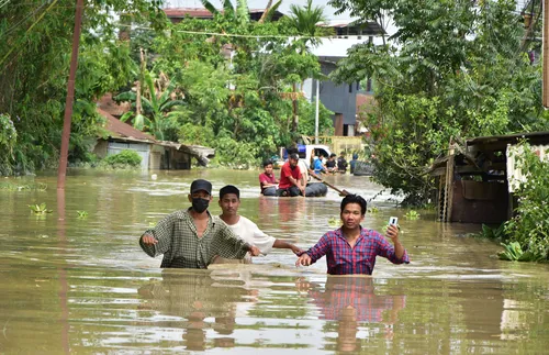 Най-малко 4 загинали при тежки наводнения в Индия - СНИМКИ