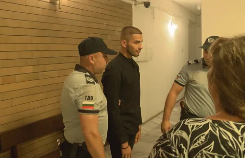 Постоянен арест за двамата мъже, нападнали шофьор на автобус край Карлуково - СНИМКИ - ВИДЕО