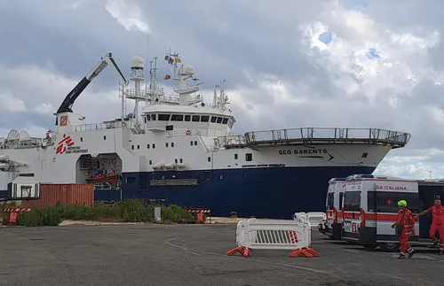 Хуманитарен кораб на Банкси е задържан от властите в Италия