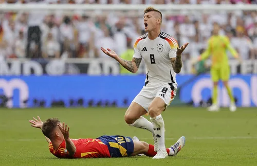 Стартовите състави на Испания и Германия