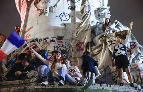 Френската левица победи изненадващо “Национален сбор” - ОБОБЩЕНИЕ -СНИМКИ