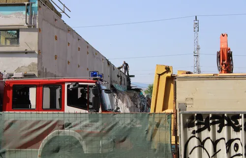 Пожар пламна при преустройство на обект на голяма търговска верига в Благоевград - СНИМКИ