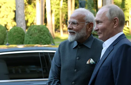 Моди прегръща Путин при първото си посещение в Русия след офанзивата в Украйна