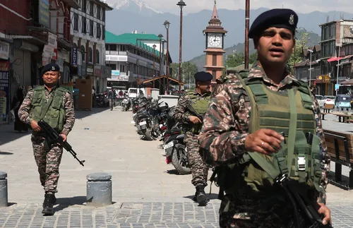 Индийската армия издирва бойци след убийството на петима войници