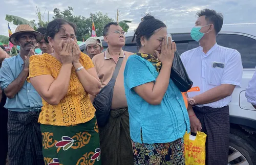 Осем изчезнали след потъване на лодка в Мианмар