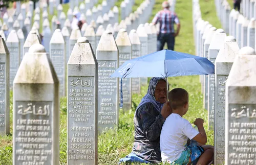 Хиляди почетоха жертвите на сръбския геноцид в Сребреница - ОБОБЩЕНИЕ - СНИМКИ - ВИДЕО
