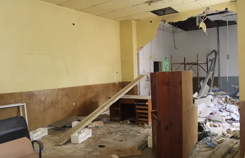 Поликлиниката в Благоевград се руши, ремонтът ѝ е на път да я довърши - СНИМКИ - ВИДЕО