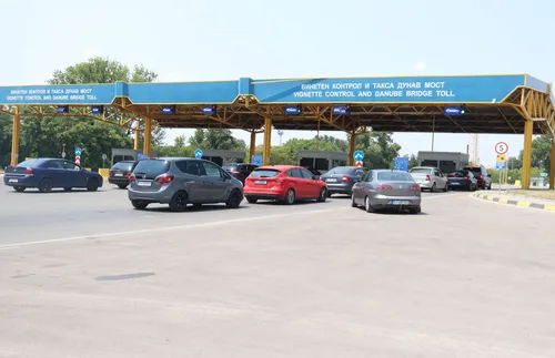 Служители на гранична полиция регулират трафика на Дунав мост - СНИМКИ