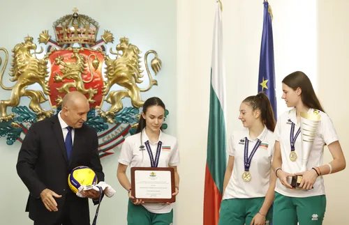 Румен Радев удостои с Почетен плакет европейските шампионки за девойки до 18 години - СНИМКИ - ВИДЕО