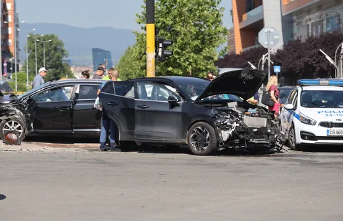 Два автомобила се удариха челно в София, по чудо няма жертви - СНИМКИ