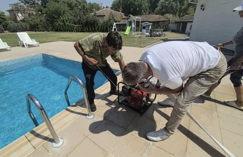 Във Воден гребат вода от басейн и издигат стени с орехови клони срещу огъня - СНИМКИ - ВИДЕО