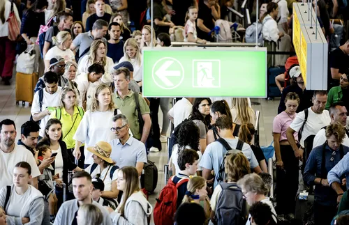 Частично възобновяване на полетите на летището в Берлин след срива